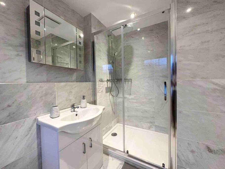 Serene Home Ideally Connected To Central London 브롬리 외부 사진