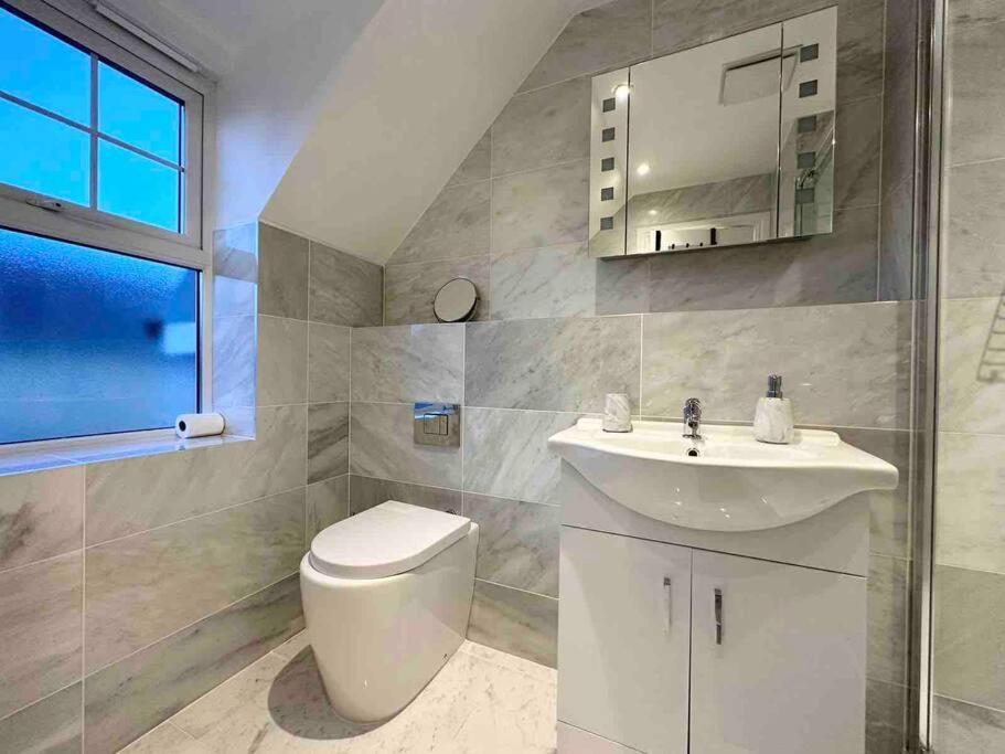 Serene Home Ideally Connected To Central London 브롬리 외부 사진