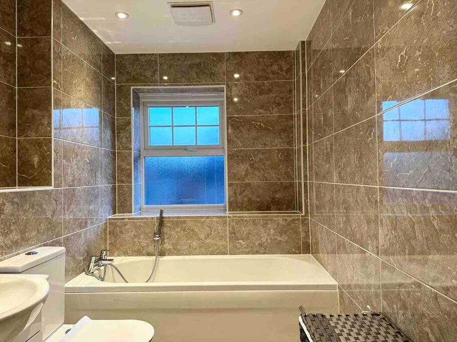 Serene Home Ideally Connected To Central London 브롬리 외부 사진