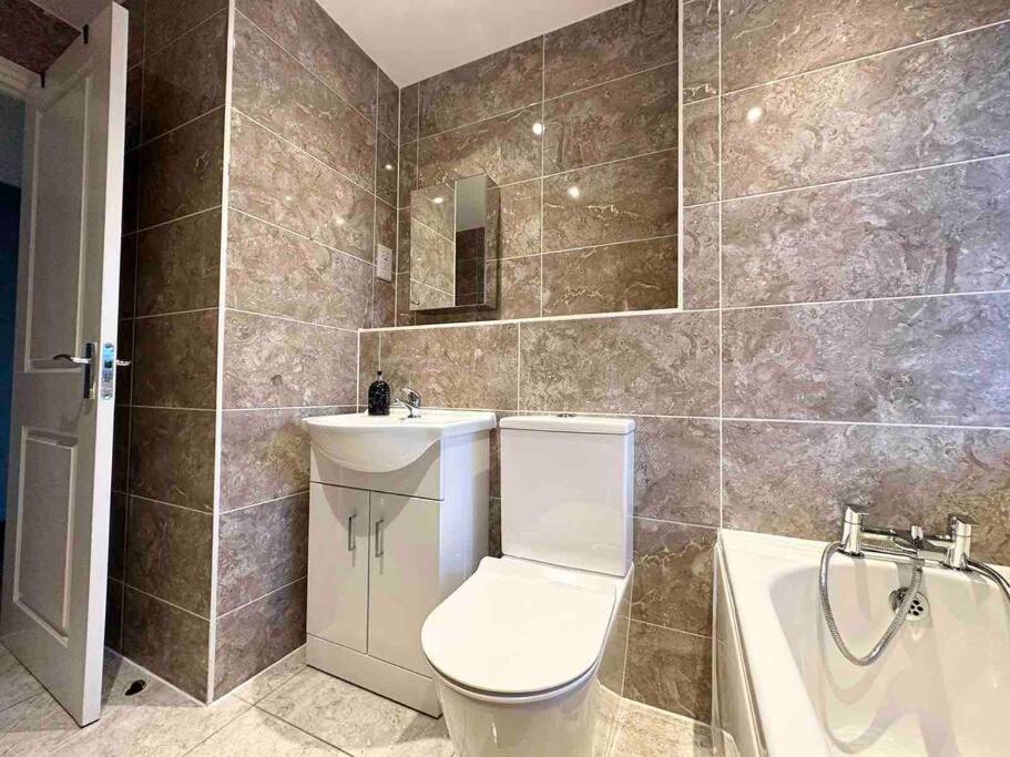 Serene Home Ideally Connected To Central London 브롬리 외부 사진